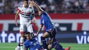 Juan Izquierdo, zagueiro do Nacional, sofreu uma arritmia cardíaca (Crédito: Getty Images)
