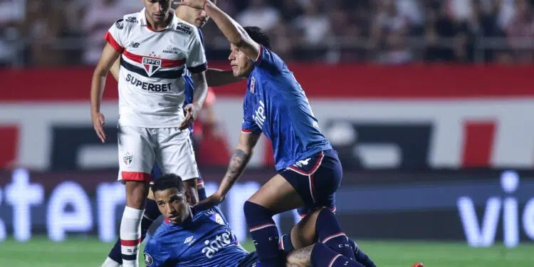 Juan Izquierdo, zagueiro do Nacional, sofreu uma arritmia cardíaca (Crédito: Getty Images)