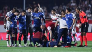 Momento em que Izquierdo foi atendido no gramado do Morumbis (Crédito: Getty Images)