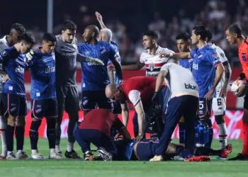 Momento em que Izquierdo foi atendido no gramado do Morumbis (Crédito: Getty Images)