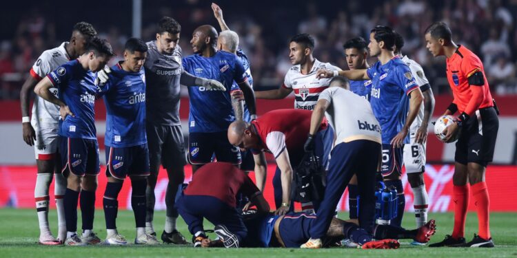 Momento em que Izquierdo foi atendido no gramado do Morumbis (Crédito: Getty Images)