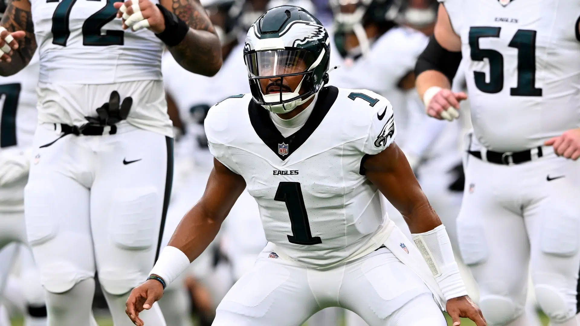 Jalen Hurts, com o uniforme tradicional dos Eagles (Crédito: Getty Images)