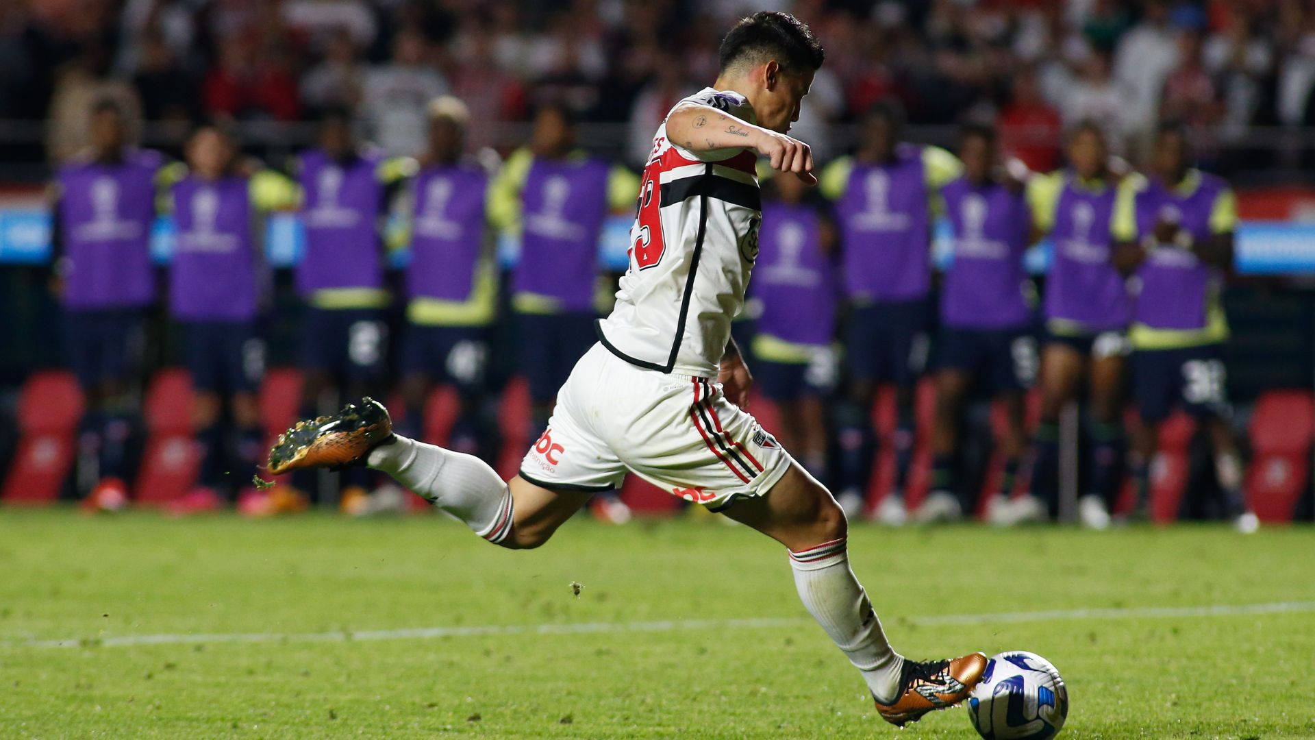 James Rodríguez perdendo pênalti pelo São Paulo