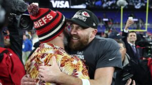 Travis e Jason Kelce assinam contrato milionária pelo podcast 'New Heights' (Crédito: Getty Images)