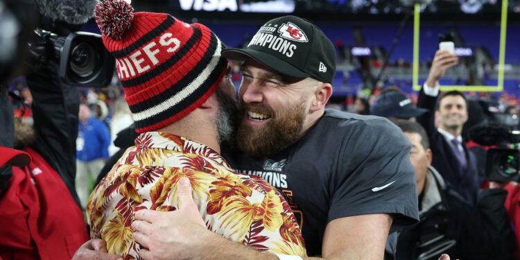 Travis e Jason Kelce assinam contrato milionária pelo podcast 'New Heights' (Crédito: Getty Images)