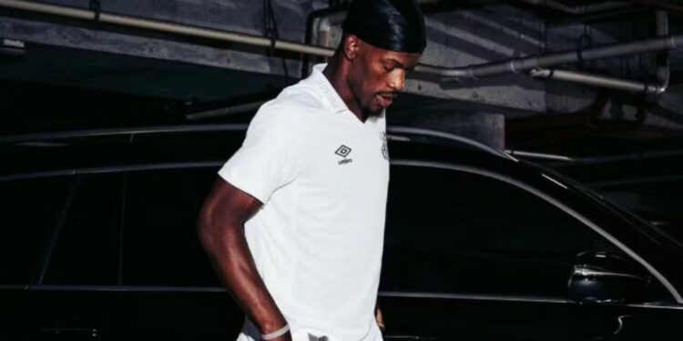 Jimmy Butler faz embaixadinhas, e Neymar elogia