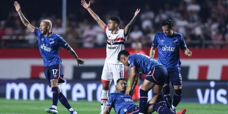 Jogador do Nacional tem arritmia cardíaca na Libertadores