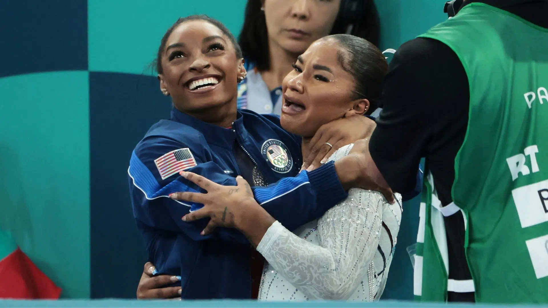 Jordan Chiles comemorando medalha de bronze com Simone Biles