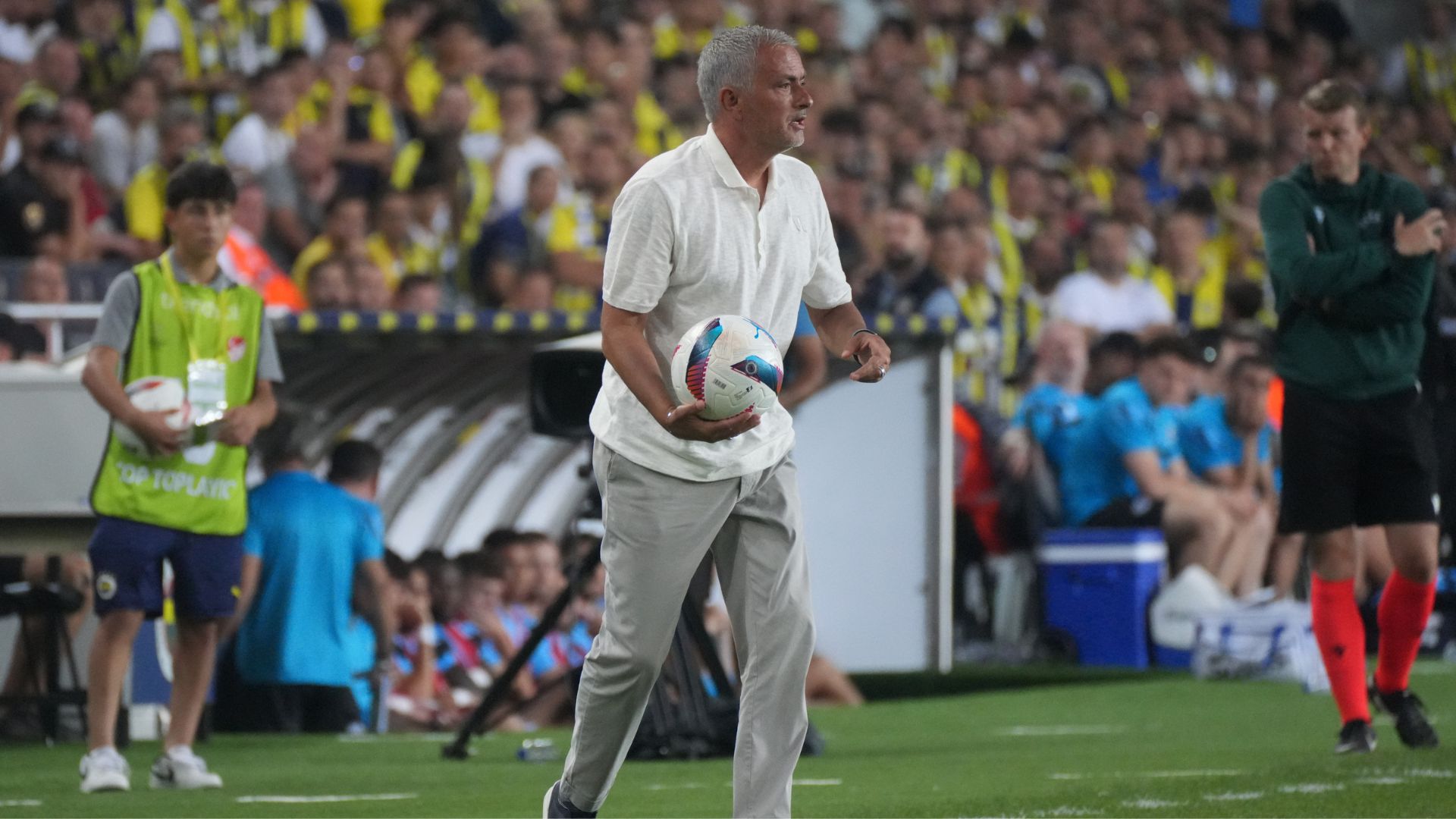 José Mourinho em ação na partida entre Fenerbahçe e Lugano 