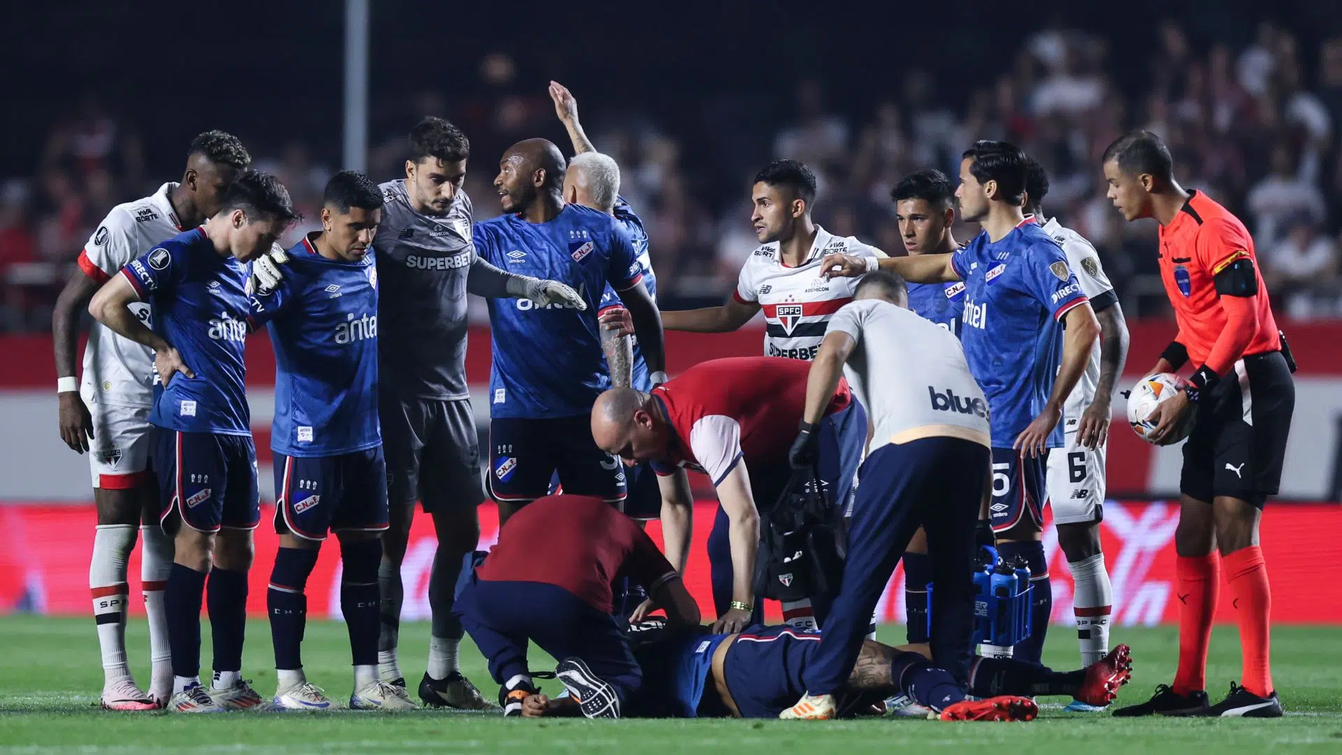 Juan Izquierdo sendo atendido no Morumbi