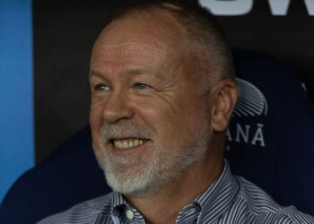 Mano Menezes exalta frieza do time em classificação