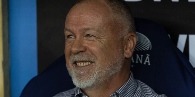 Mano Menezes exalta frieza do time em classificação