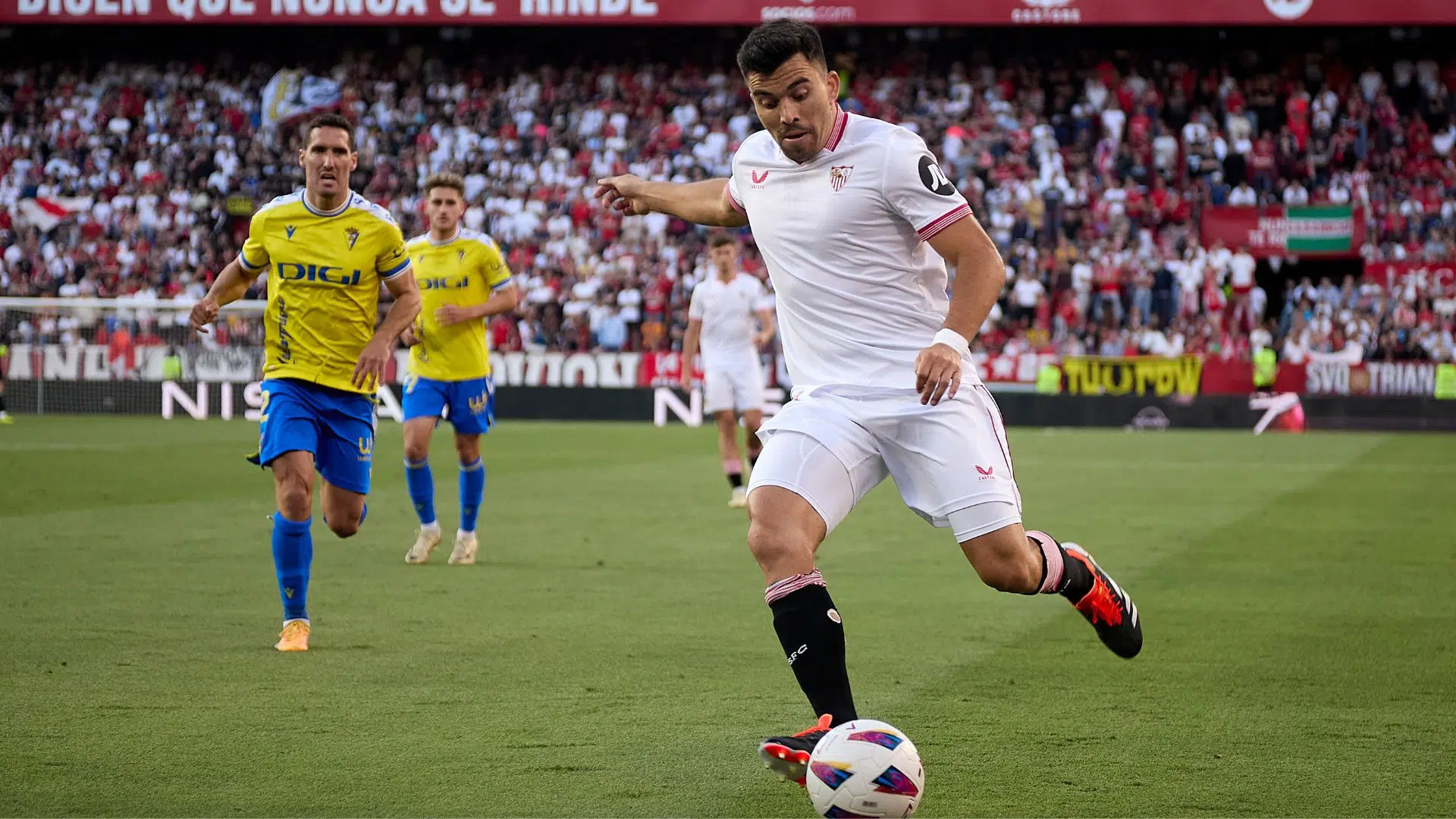 Marcos Acuña em ação pelo Sevilla (Crédito: Getty Images)