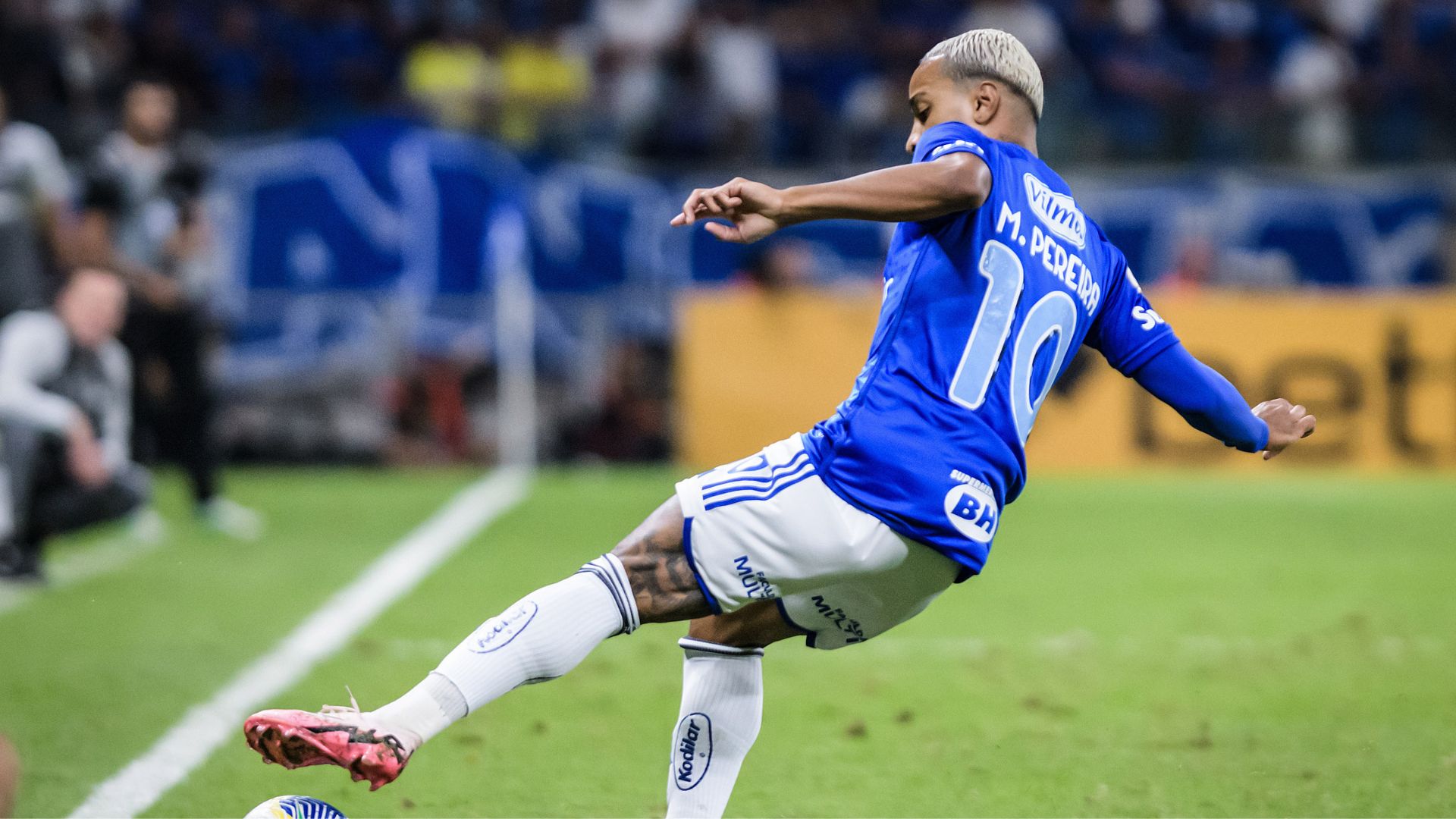 Matheus Pereira em ação contra o Atlético-MG 