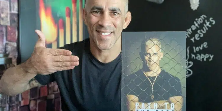 Treinador de MMA iniciou sua trajetória como escritor e celebrou o sucesso do seu livro (Foto: arquivo pessoal)