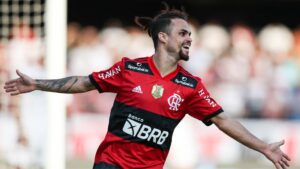Michael é apresentado no seu retorno ao Flamengo (Crédito: Getty Images)