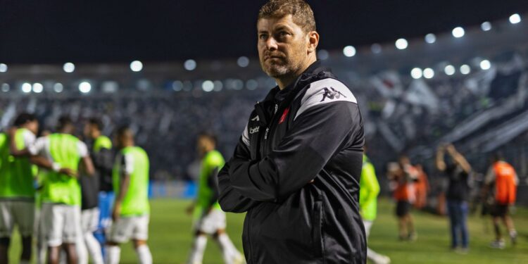 Paiva elogia Vasco em vitória, mas vê confronto aberto