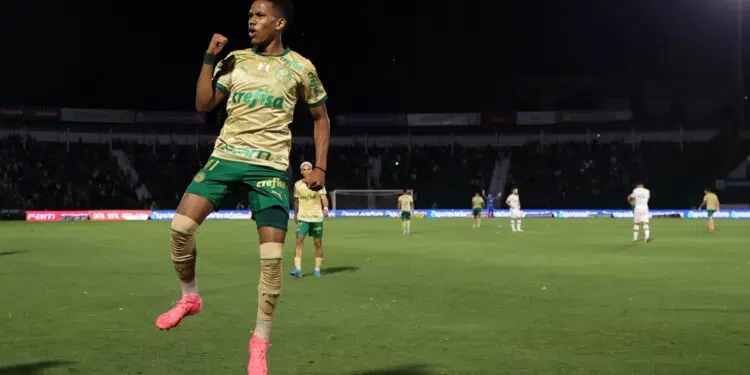 Estêvão comemorando um dos seus dois gols marcados contra o Cuiabá (Crédito: Cesar Greco / Palmeiras)