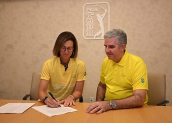 Alexandra Baldwin e o presidente do Campo Olímpico, Carlos Favoreto. - Foto: Divulgação/Campo Olímpico de Golfe