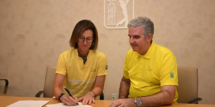 Alexandra Baldwin e o presidente do Campo Olímpico, Carlos Favoreto. - Foto: Divulgação/Campo Olímpico de Golfe