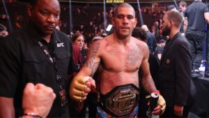 Alex Poatan irá defender o cinturão meio-pesado no UFC 307