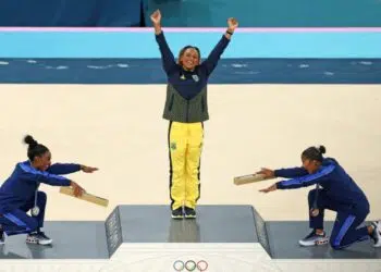 Rebeca Andrade sendo reverenciada