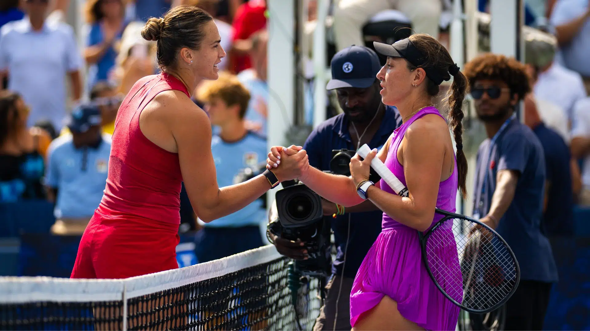 Cumprimento entre Sabalenka e Pegula após a partida (Crédito: Getty Images)