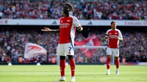 Arsenal vence com brilho de Saka