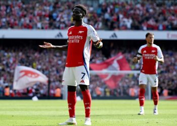 Arsenal vence com brilho de Saka