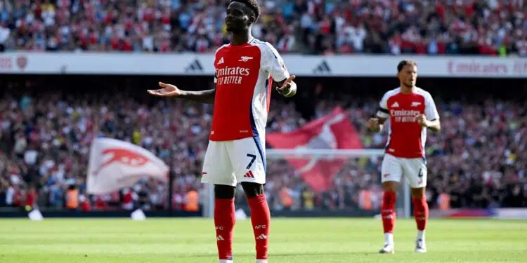 Arsenal vence com brilho de Saka