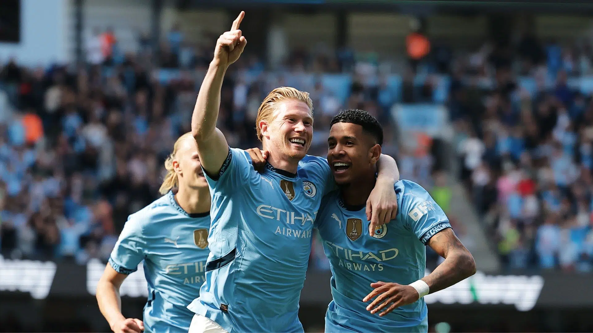 Savinho comemorando gol do City com De Bruyne (Crédito: Getty Images)