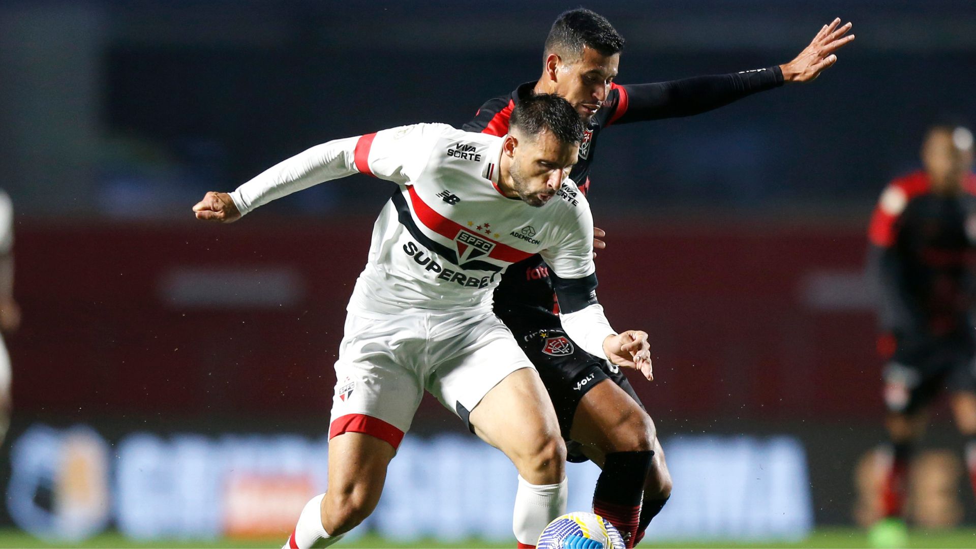 Calleri em disputa de bola (Crédito: Getty Images)