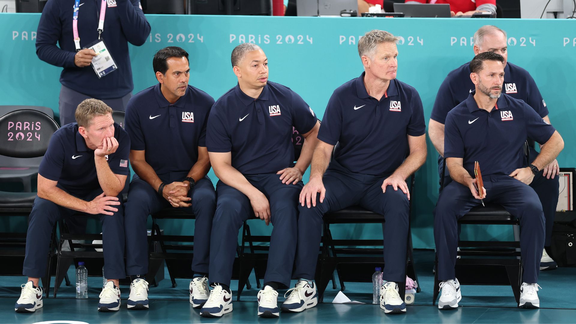 Kerr acompanhado de sua comissão técnica, com a presença de Erik Spolestra e Tyronn Lue (Crédito: Getty Images)