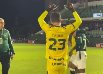 Tadeu. do Goiás, celebre vitória