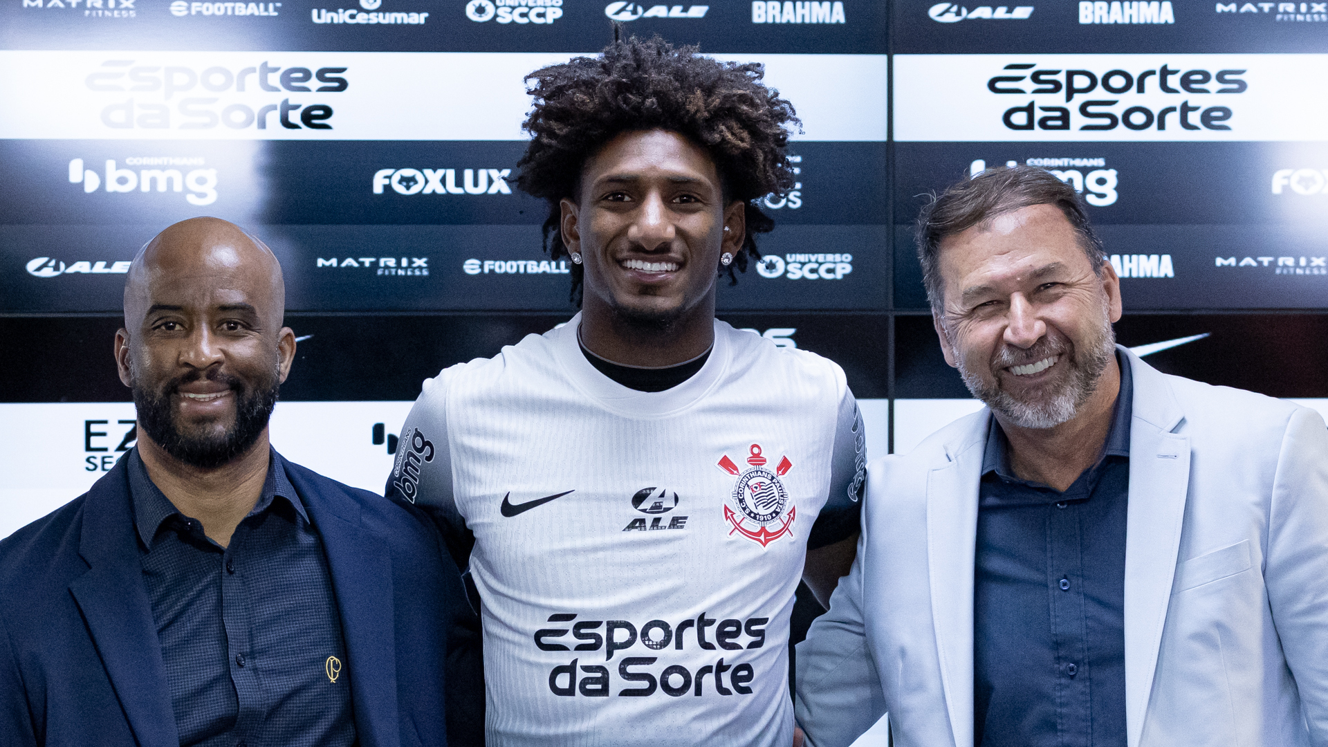 Talles Magno sendo apresentado no Corinthians