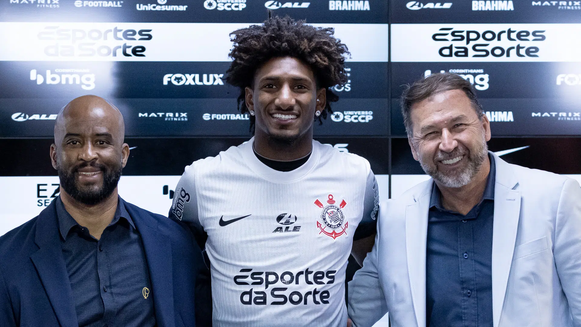 Talles Magno sendo apresentado no Corinthians