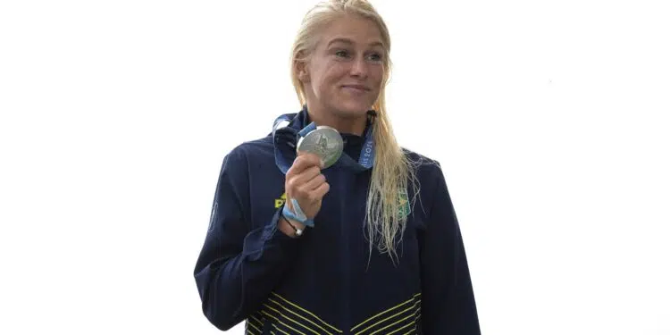Tati Weston-Webb foi a medalhista de prata na Olimpíada de Paris no surfe feminino