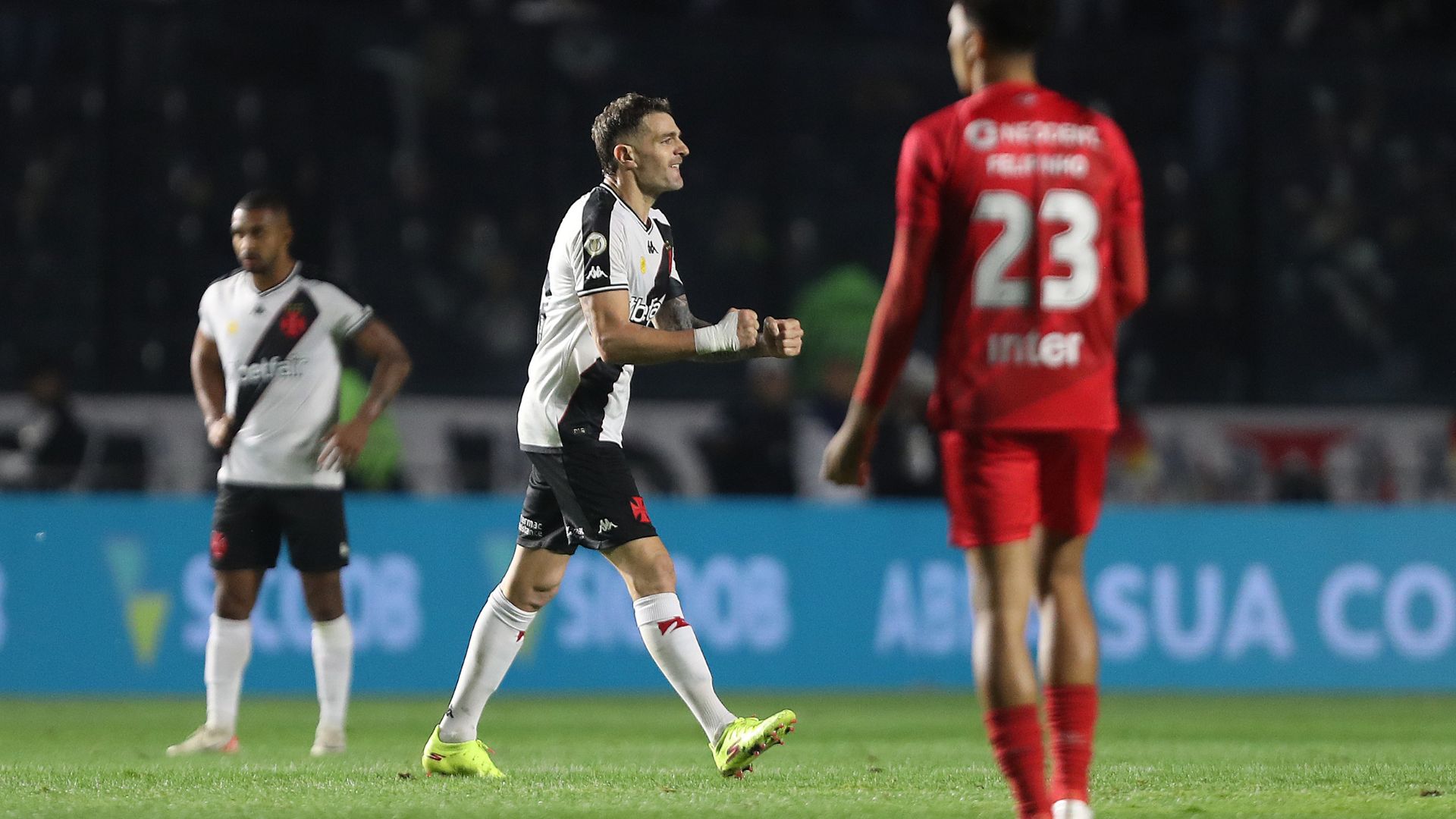 Vasco venceu o Athletico-PR de virada