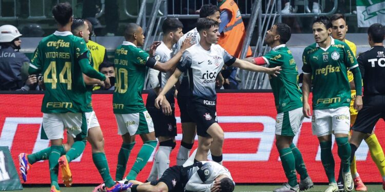 Raphael Veiga sofre punição mínima por empurrão em Rodrigo Garro (Crédito: Getty Images)