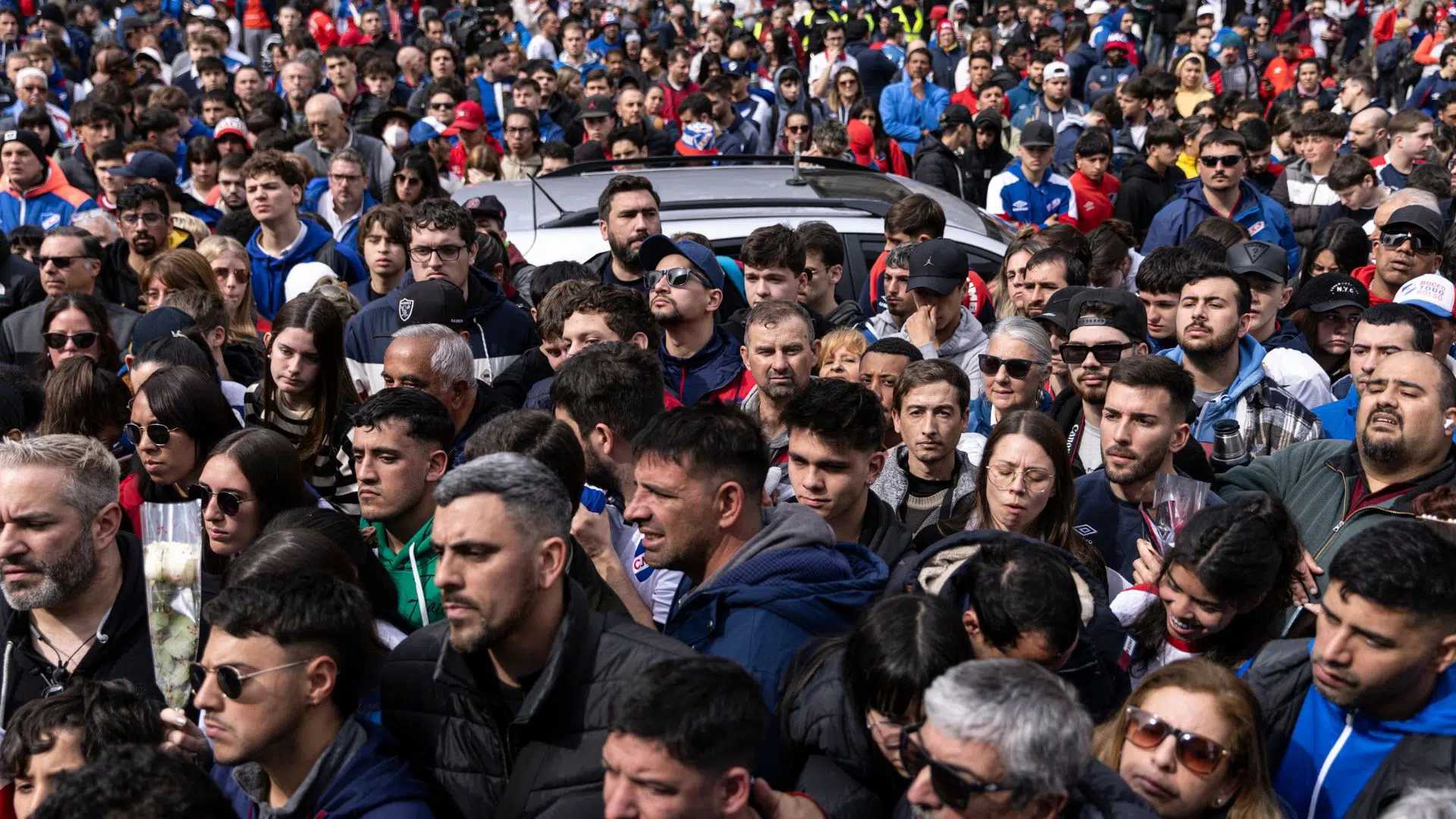 Imagens do velório de Izquierdo, com presença do público na parte externa (Crédito: Getty Images)