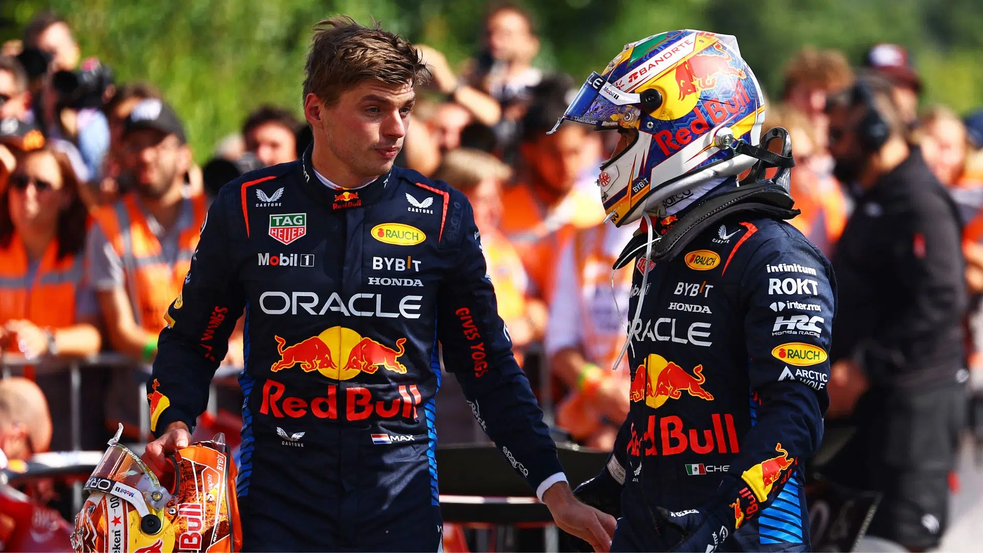 Max Verstappen conversando com Sergio Pérez 