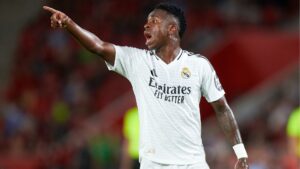 Vini Jr lembra nova regra ao árbitro em empate do Real Madrid