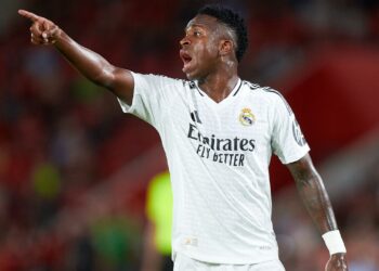 Vini Jr lembra nova regra ao árbitro em empate do Real Madrid