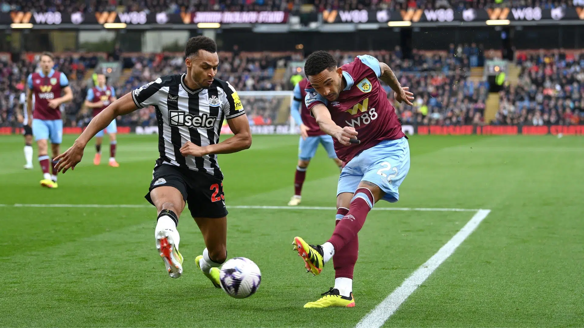 Vitinho em ação pelo Burnley