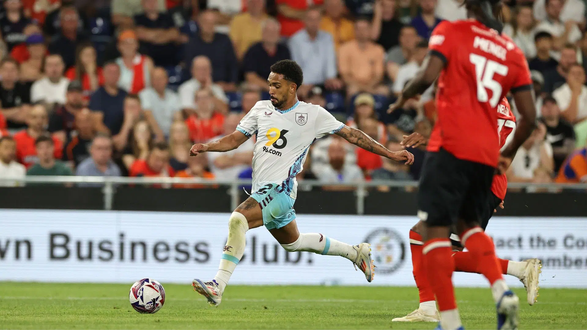 Vitinho em ação pelo Burnley (Crédito: Getty Images)
