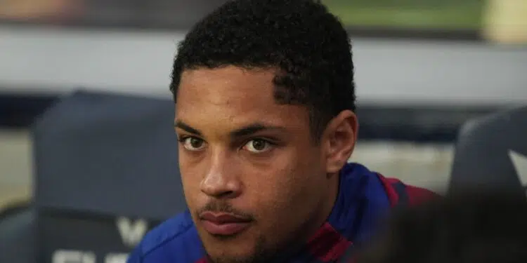 Vitor Roque fica perto de decidir seu futuro