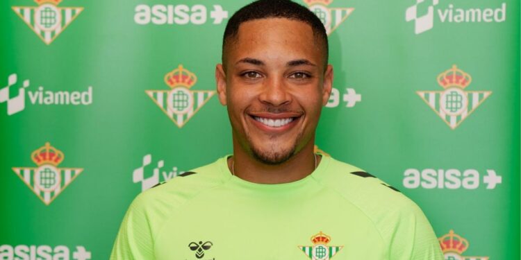 Vitor Roque já realizou exames médicos no Real Betis