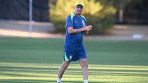 Yan Couto é cortado, e Dorival convoca lateral do Brasileirão