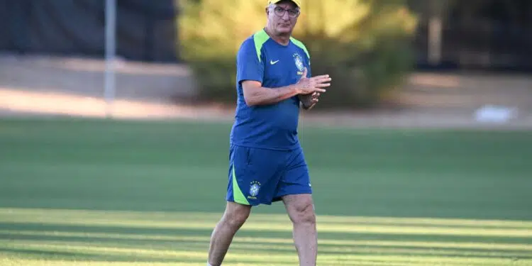Yan Couto é cortado, e Dorival convoca lateral do Brasileirão