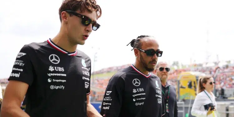 George Russell e Lewis Hamilton (Crédito: Getty Images)